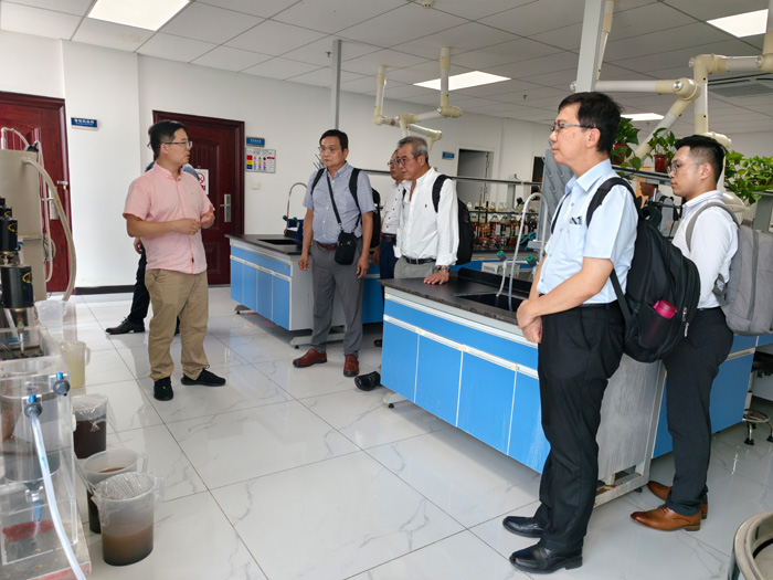 孙永军老师带领台湾中山大学一行参观实验室-1.jpg